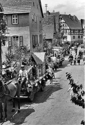 Umzug anlässlich der Heimattage 1955, Aufstellung zwischen Rössle und Kirche